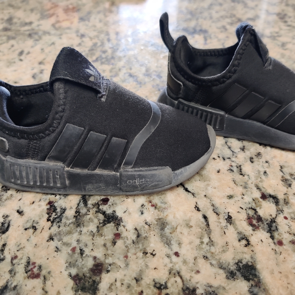 Black Adidas toddler size 6 tennis shoes